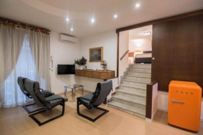  La Residenza Napoli Chiaia Short let Apartments  Неаполь